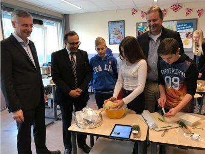 Northgo leerlingen tonen hun kookkunsten aan de Indiase ambassadeur